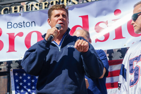 Geoff Diehl, un candidato republicano a gobernador de Massachusetts, habló en la manifestación frente a la Casa del estado de Massachusetts, el 26 de septiembre. (Learner Liu/The Epoch Times)