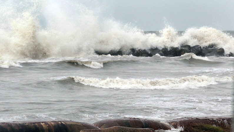 Imagen de archivo. Las altas olas rompen cerca de una barrera recubierta de petróleo después de que los trabajadores fueran evacuados tras el paso del huracán Alex el 30 de junio de 2010 en Port Fourchon, Luisiana. (Joe Raedle/Getty Images)