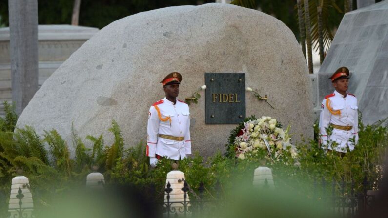 Soldados cubanos que pertenecen al Batallón Ceremonia permanecen junto a la tumba del antiguo líder del régimen comunista cubano, Fidel Castro, en el Cementerio de Santa Ifigenia en Santiago de Cuba, el 1 de enero de 2019. (YAMIL LAGE/AFP a través de Getty Images)