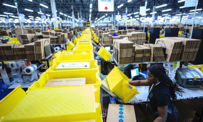 Una mujer trabaja en una estación de embalaje en el centro de entregas de Amazon de 855,000 pies cuadrados en Staten Island, uno de los cinco distritos de la ciudad de Nueva York, el 5 de febrero de 2019. (Johannes Eisele/AFP vía Getty Images)