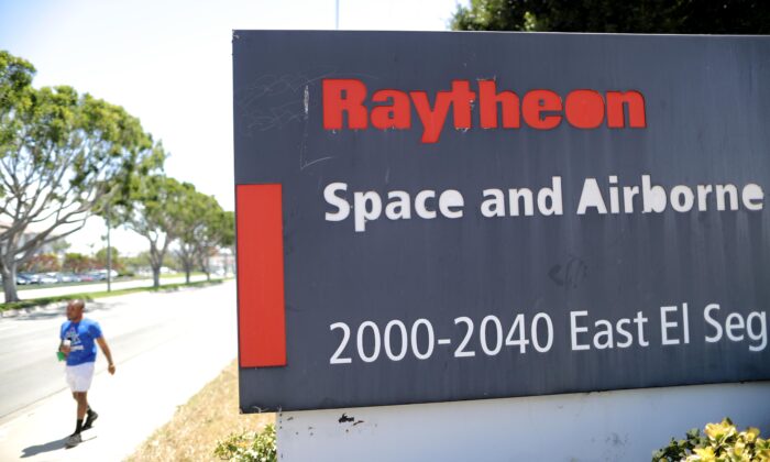 Un letrero en un campus de Raytheon Co. en El Segundo (California) el 10 de junio de 2019. Un exingeniero de Raytheon Missile Systems fue acusado de violar las leyes de control de exportaciones de EE. UU. (Mario Tama/Getty Images)