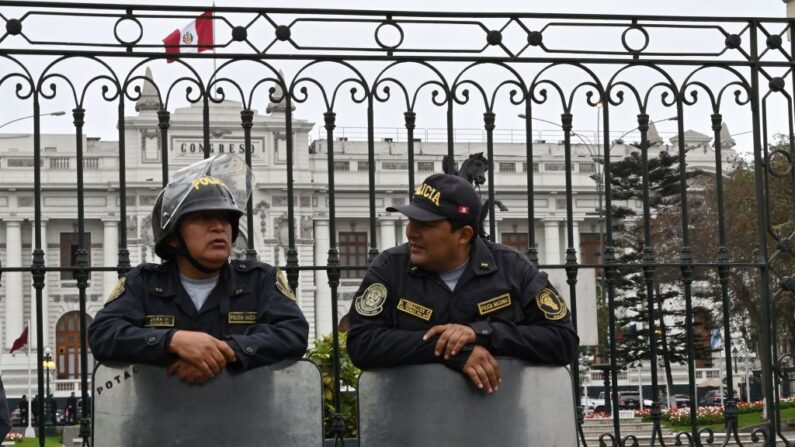 Agentes de policía montan guardia en el edificio del Congreso peruano en Lima (Perú) el 30 de septiembre de 2019. (Cris Bourincle/AFP vía Getty Images)