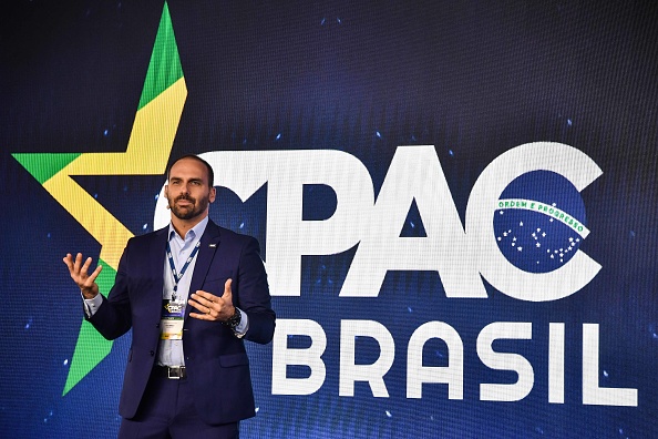 El diputado brasileño Eduardo Bolsonaro, hijo del presidente brasileño Jair Bolsonaro, habla durante la Conferencia de Acción Política Conservadora (CPAC), en Sao Paulo, Brasil, el 11 de octubre de 2019. (Foto de NELSON ALMEIDA/AFP a través de Getty Images)