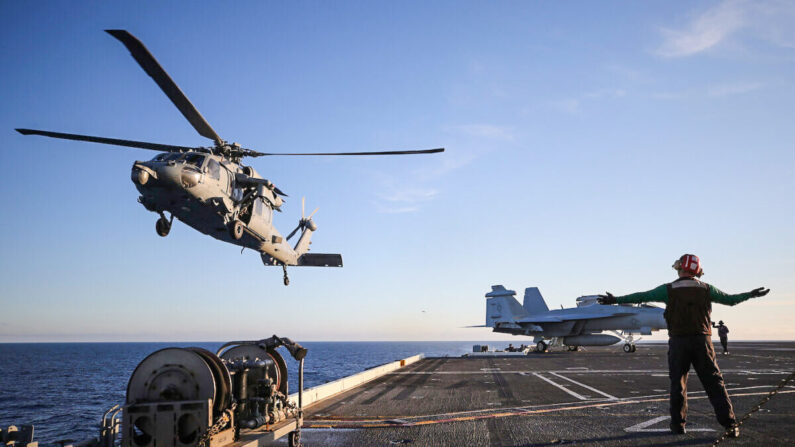Un helicóptero MH-60S de la Marina de los EE. UU. desciende para aterrizar en la cubierta de vuelo del portaaviones USS Nimitz mientras está en el mar frente a la costa de Baja California, México, el 18 de enero de 2020. (Mario Tama/Getty Images)
