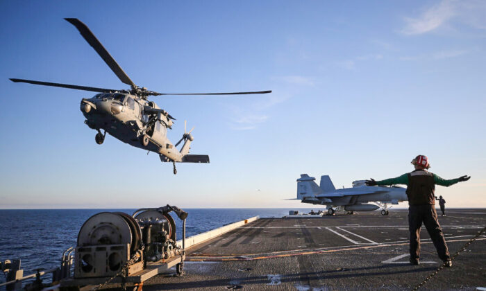 Un helicóptero MH-60S de la Marina de Estados Unidos desciende para aterrizar en la cubierta de vuelo del portaaviones USS Nimitz mientras está en el mar el 18 de enero de 2020, frente a la costa de Baja California, México. (Mario Tama/Getty Images)