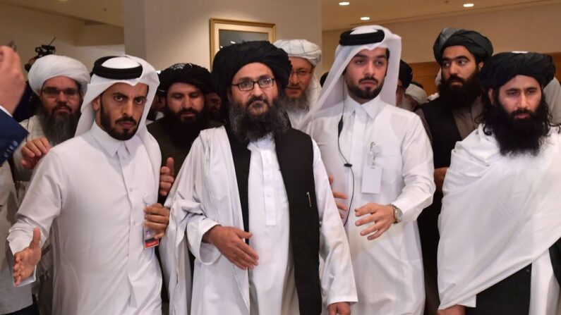 El cofundador de los talibanes, Mullah Abdul Ghani Baradar, durante una ceremonia en la capital de Qatar, Doha, el 29 de febrero de 2020. Ghani se reunió el 28 de julio de 2021 con el ministro de Relaciones Exteriores de China, Wang Yi, en Tianjin, China. (GIUSEPPE CACACE/AFP via Getty Images)