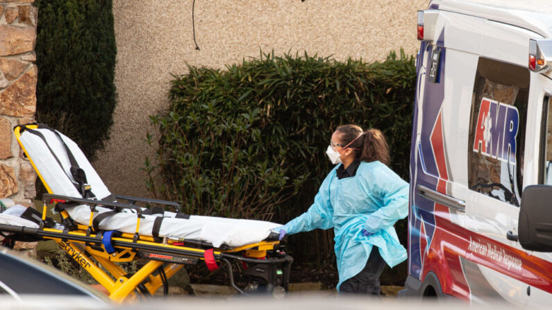 Imagen de archivo. Una trabajadora de la salud se prepara para transportar a una ambulancia a un paciente de la residencia Life Care Center de Kirkland el 29 de febrero de 2020 en Kirkland, Washington. (David Ryder/Getty Images)