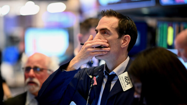 Los operadores trabajan durante la campana de apertura en la Bolsa de Nueva York (NYSE) en Wall Street en la ciudad de Nueva York el 16 de marzo de 2020. (Johannes Eisele/AFP vía Getty Images)