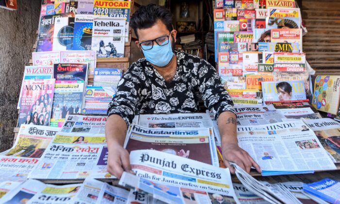 Un vendedor muestra periódicos en su puesto en Amritsar, una ciudad de la India, el 20 de marzo de 2020. (Narinder Nanu/AFP vía Getty Images)