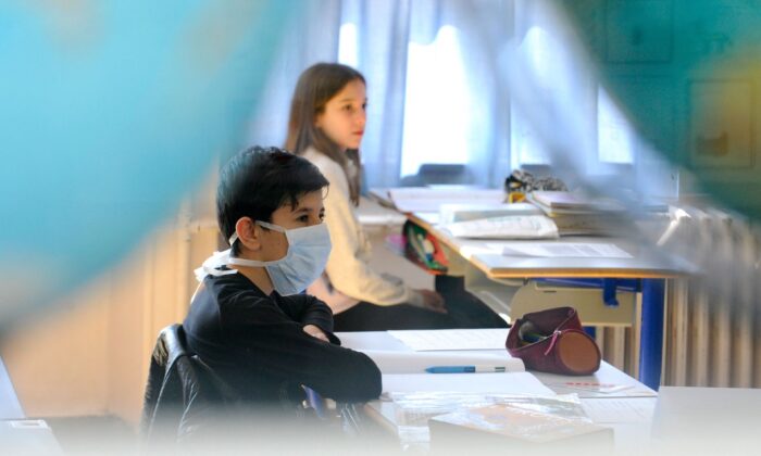 Un alumno con una mascarilla durante una clase en una foto de archivo. (JEAN-CHRISTOPHE VERHAEGEN/AFP a través de Getty Images)