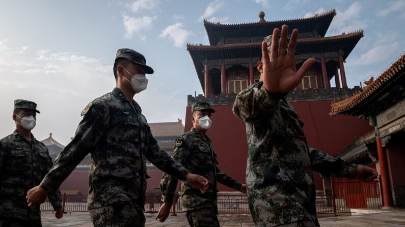 Soldados del Ejército Popular de Liberación de China marchan junto a la entrada de la Ciudad Prohibida durante la ceremonia de apertura de una reunión política en Beijing el 21 de mayo de 2020. (NICOLAS ASFOURI/AFP a través de Getty Images)