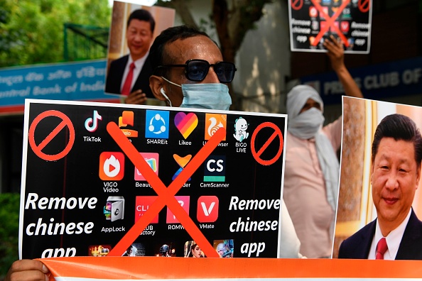 Miembros de Working Journalist of India durante una manifestación contra el periódico chino Global Times en Nueva Delhi, el 30 de junio de 2020, sostienen pancartas que instan a los ciudadanos a eliminar las aplicaciones chinas y a dejar de usar productos chinos. (Prakash Singh/AFP vía Getty Images)