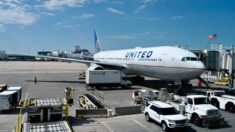 Orden de vacunación de United Airlines ‘obligó’ a personal a ‘violar sus convicciones religiosas’: Corte