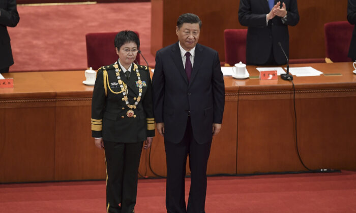La mayor general, Chen Wei (izq.), recibe un premio del líder chino Xi Jinping durante una ceremonia para honrar a las personas que lucharon contra la pandemia, en el Gran Salón del Pueblo, en Beijing, el 8 de septiembre de 2020. (Nicolas Asfouri/AFP a través de Getty Images)
