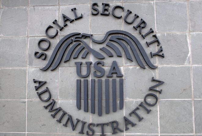El logotipo de la Administración de la Seguridad Social de Estados Unidos se ve fuera de un edificio de la Seguridad Social en Burbank, California, el 5 de noviembre de 2020. (Valerie Macon/AFP vía Getty Images)
