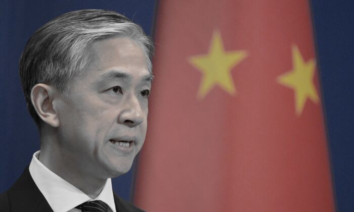 El portavoz del Ministerio de Relaciones Exteriores de China, Wang Wenbin, habla en una reunión informativa del Ministerio de Relaciones Exteriores, en Beijing, el 9 de noviembre de 2020. (Greg Baker/AFP a través de Getty Images)