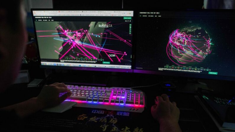 Un miembro del grupo de piratas informáticos, Red Hacker Alliance, utiliza un sitio web que monitorea los ciberataques globales, en una oficina en Dongguan, provincia de Guangdong, al sur de China, el 4 de agosto de 2020. (Nicolas Asfouri/AFP vía Getty Images)