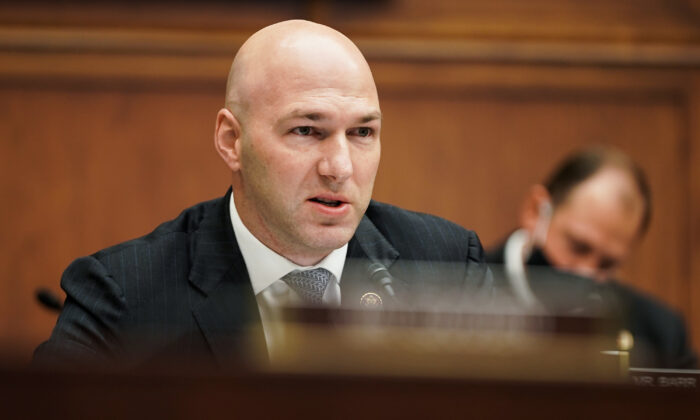 El representante Anthony González (R-Ohio) es visto durante una audiencia del Comité de Servicios Financieros de la Cámara de Representantes en Washington, el 2 de diciembre de 2020. (Greg Nash/AFP vía Getty Images)