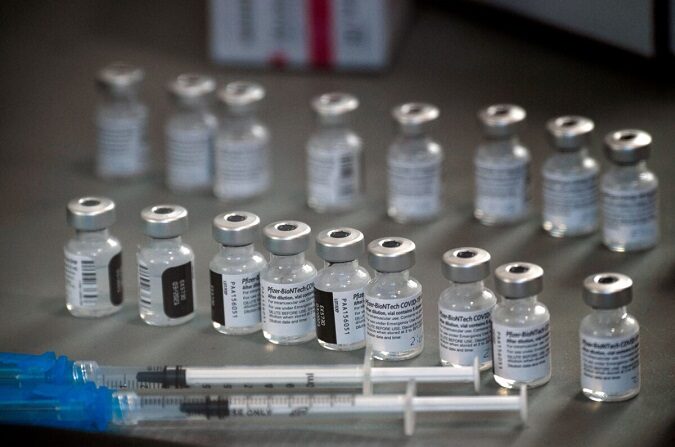 Jeringas y viales de la vacuna COVID-19 de Pfizer-BioNTech se preparan para ser administrados a los trabajadores sanitarios de primera línea bajo una autorización de uso de emergencia en un centro de vacunación de Renown Health en Reno, Nev. el 17 de diciembre de 2020. (Patrick T. Fallon/AFP vía Getty Images)