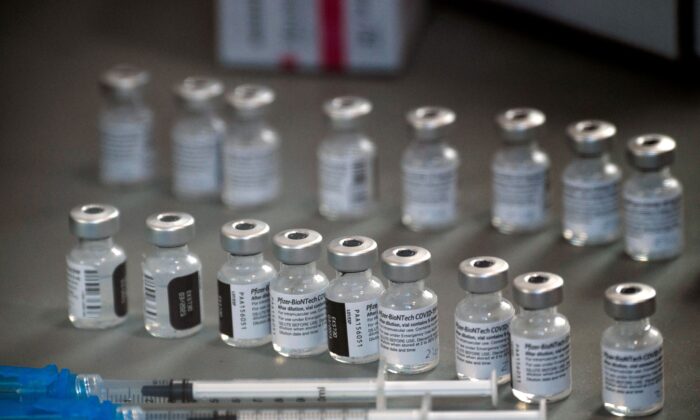 Jeringas y viales de la vacuna contra la COVID-19 de Pfizer-BioNTech en un centro de vacunación de Renown Health en Reno (Nevada) el 17 de diciembre de 2020. (Patrick T. Fallon/AFP vía Getty Images)