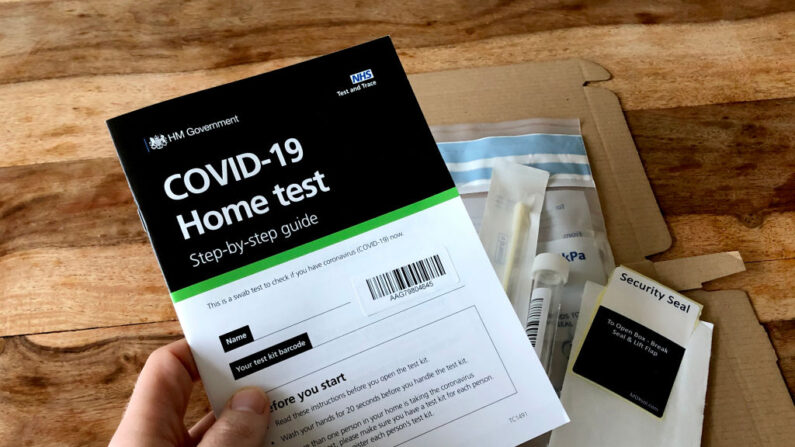En esta ilustración fotográfica se muestra un kit de prueba casera para COVID-19 del NHS, el 7 de enero de 2021, en Londres, Reino Unido. (Edward Smith/Getty Images)