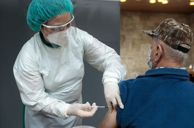 Una doctora vacuna a una persona mayor el 11 de febrero de 2021 en Kranj, Eslovenia. (Matic Zorman/Getty Images)