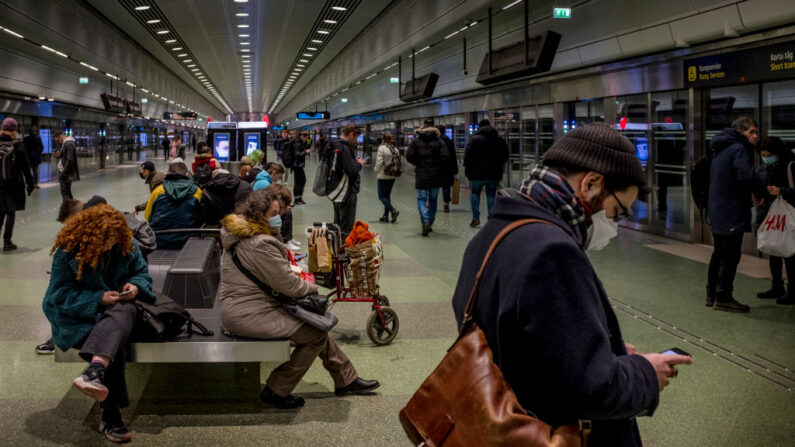 Unas personas esperan el tren, el 1 de marzo de 2021 en Estocolmo, Suecia. (Jonas Gratzer/Getty Images)