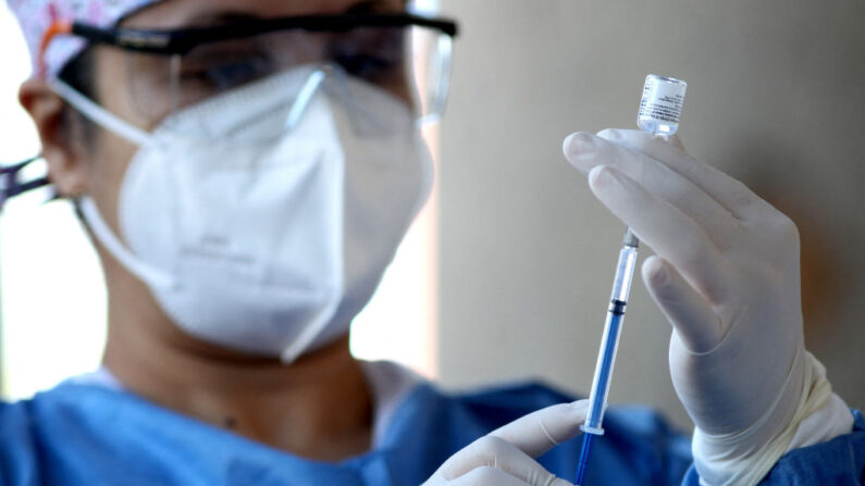 Una enfermera prepara una dosis de la vacuna Pfizer-BioNTech contra el COVID-19 en el centro de vacunación instalado en el Instituto Cabanas en Guadalajara, estado de Jalisco, México, el 21 de marzo de 2021. (Ulises Ruiz/AFP vía Getty Images)