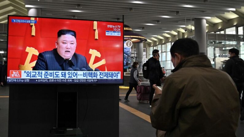 Un grupo de personas observa una pantalla de televisión en la estación de tren de Suseo, en Seúl, el 26 de marzo de 2021, en la que se muestran imágenes de archivo del líder de Corea del Norte, Kim Jong Un, mientras un programa de noticias informa sobre una prueba de proyectiles guiados tácticos del Norte. (Jung Yeon-je / AFP vía Getty Images)