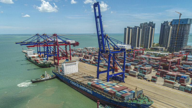 Un buque de carga cargado de contenedores atracando en un puerto de Haikou, en la provincia de Hainan, al sur de China, el 17 de mayo de 2021. (STR/AFP vía Getty Images)