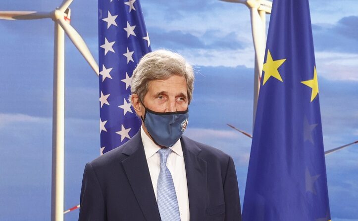 El enviado presidencial especial de Estados Unidos para el clima, John Kerry antes de una reunión en el Ministerio de Asuntos Exteriores el 18 de mayo de 2021 en Berlín, Alemania. (Odd Andersen - Pool/Getty Images)