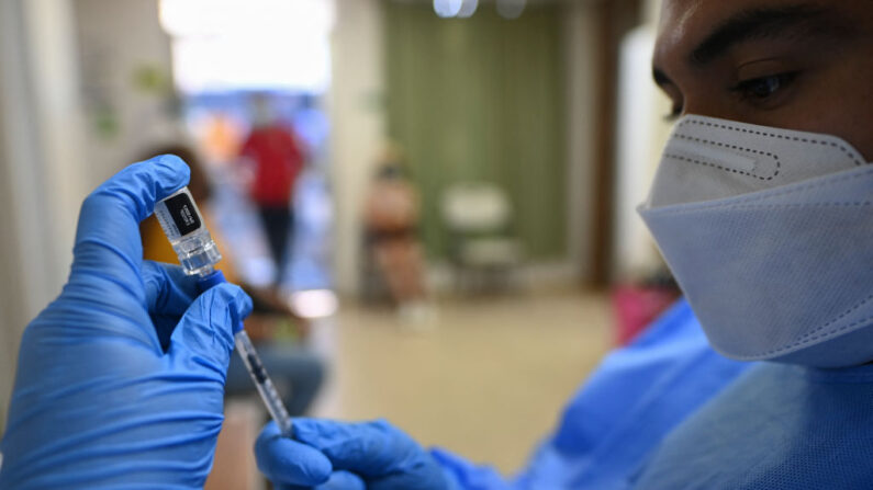 Una enfermera prepara una dosis de la vacuna de Pfizer-BioNTech contra el COVID-19 en medio de la nueva pandemia de covid-19, en la isla de Taboga, Panamá, el 21 de mayo de 2021. (Luis Acosta/AFP vía Getty Images)
