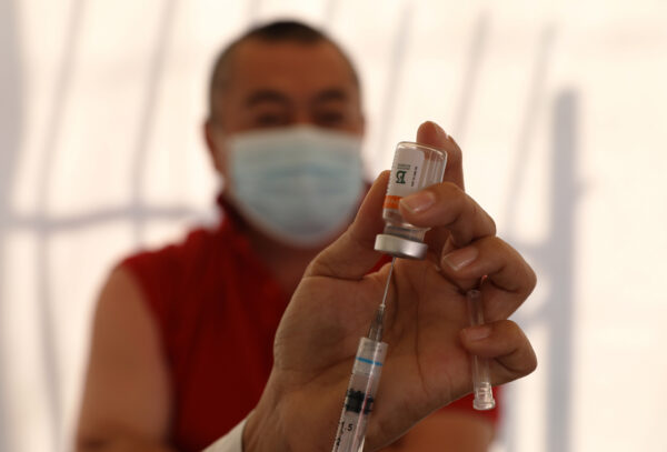 Un profesional sanitario prepara una vacuna Sinovac contra la COVID-19 en Sao Paulo (Brasil) el 18 de junio de 2021. (Rodrigo Paiva/Getty Images)