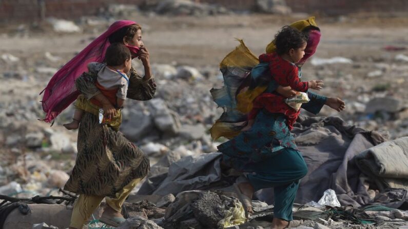  Niños de refugiados afganos juegan en la zona de Afghan Basti en las afueras de Lahore el 19 de junio de 2021 en la víspera del Día Mundial del Refugiado. (ARIF ALI/AFP vía Getty Images)