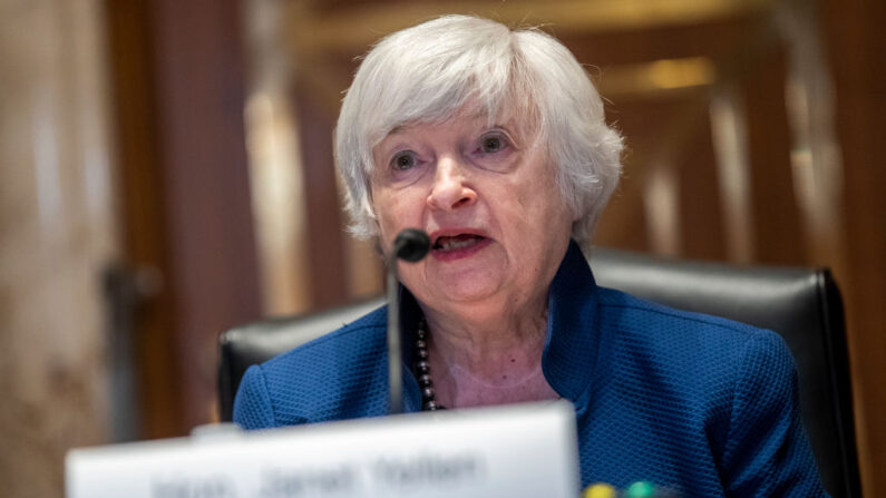 La secretaria del Tesoro de EE.UU., Janet Yellen, testifica durante una audiencia del Subcomité de Asignaciones del Senado para examinar la solicitud de presupuesto del año fiscal 2022 para el Departamento del Tesoro en el Capitolio el 23 de junio de 2021 en Washington, DC. (Shawn Thew-Pool/Getty Images)