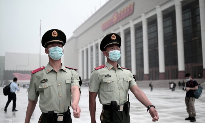 La policía paramilitar camina frente al Museo del Partido Comunista Chino (PCCh), cerca del estadio nacional 'Nido de Pajaro', en Beijing, el 25 de junio de 2021. (Noel Celis/AFP a través de Getty Images)