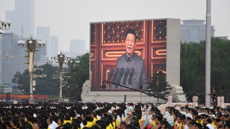 El líder chino Xi Jinping (en la pantalla) pronuncia un discurso durante las celebraciones del centenario de la fundación del Partido Comunista de China en la plaza de Tiananmen en Beijing el 1 de julio de 2021. (Wang Zhao/AFP vía Getty Images)