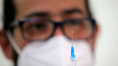 Chile comienza a vacunar con la china Coronavac a menores desde los 6 años