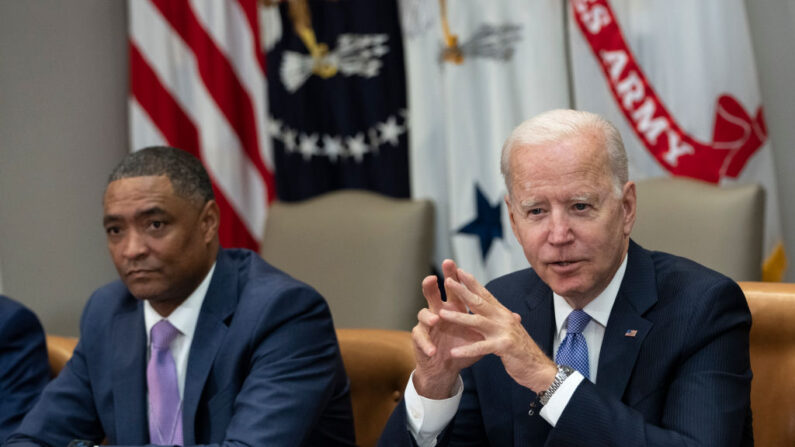 Cedric Richmond, asesor principal del presidente y director de la Oficina de Participación Pública de la Casa Blanca, y presidente Joe Biden en la Sala Roosevelt de la Casa Blanca el 22 de julio de 2021 en Washington, DC. (Drew Angerer/Getty Images)