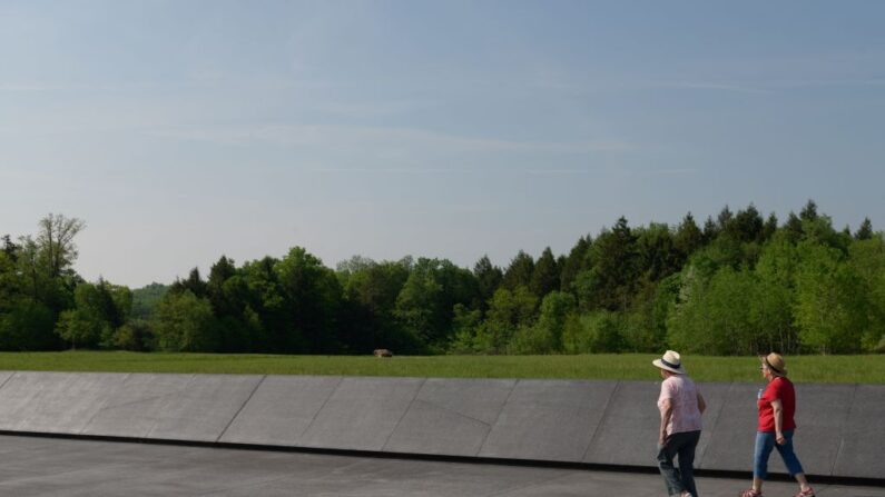 La gente visita el Monumento Nacional del Vuelo 93 en Shanksville, Pensilvania, el 26 de mayo de 2021. (Angela Weiss/AFP a través de Getty Images)