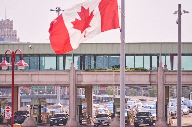 Los viajeros esperan para cruzar a Canadá en el Puente del Arcoíris en las Cataratas del Niágara, Ontario, el 9 de agosto de 2021. (GEOFF ROBINS/AFP vía Getty Images)