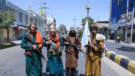 Talibanes tienen a estadounidenses como “rehenes” en aeropuerto de Afganistán: Legislador del GOP