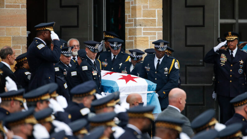 El féretro de la policía de Chicago asesinada Ella French es transportado por sus compañeros después de un servicio fúnebre el 19 de agosto de 2021 en Chicago, Illinois. (Kamil Krzaczynski/Getty Images)