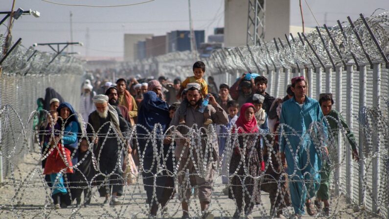 Afganos en el paso fronterizo entre Pakistán y Afganistán, en Chaman, el 24 de agosto de 2021, luego de la toma militar de Afganistán por los talibanes. (AFP via Getty Images)