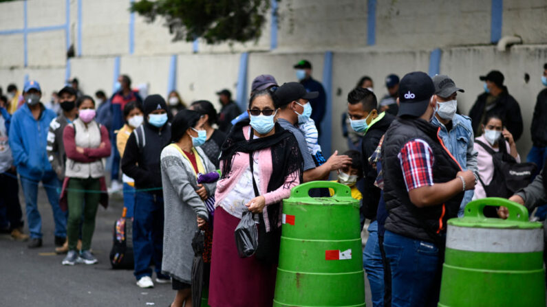 La gente hace fila para hacerse una prueba de covid-19 en un laboratorio móvil, durante un pico en el número de casos positivos de covid-19, en Ciudad de Guatemala (Guatemala), el 25 de agosto de 2021. (Johan Ordonez/AFP vía Getty Images)