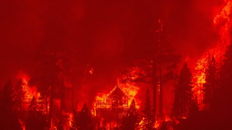 Incendio en Caldor extendiéndose hacia el área de Echo Summit, California, el 30 de agosto de 2021. (JOSH EDELSON/AFP a través de Getty Images)