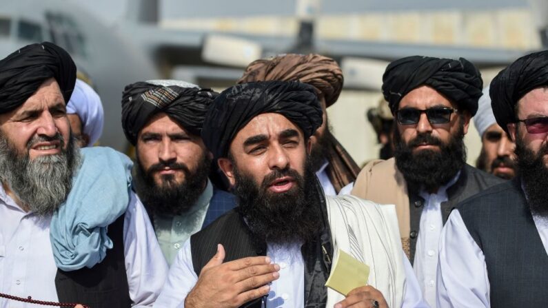 El portavoz de los talibanes, Zabihullah Mujahid (C), se dirige a una conferencia de prensa en el aeropuerto de Kabul el 31 de agosto de 2021. (WAKIL KOHSAR/AFP a través de Getty Images)