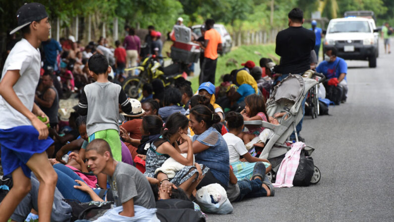 Migrantes centroamericanos y haitianos que se dirigen en caravana hacia Estados Unidos descansan en Mapastepec, estado de Chiapas, México, el 31 de agosto de 2021. (Isaac Guzman/AFP vía Getty Images)