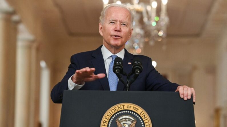 El presidente Joe Biden habla sobre el fin de la guerra en Afganistán en el Comedor de Estado de la Casa Blanca en Washington el 31 de agosto de 2021. (Brendon Smialowski/AFP vía Getty Images)