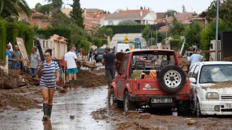 Residentes limpian una calle en Toledo, Castilla-La Mancha, España, el 2 de septiembre de 2021, un día después de que una inundación repentina afectara a la zona. (Oscar Del Pozo/AFP vía Getty Images)